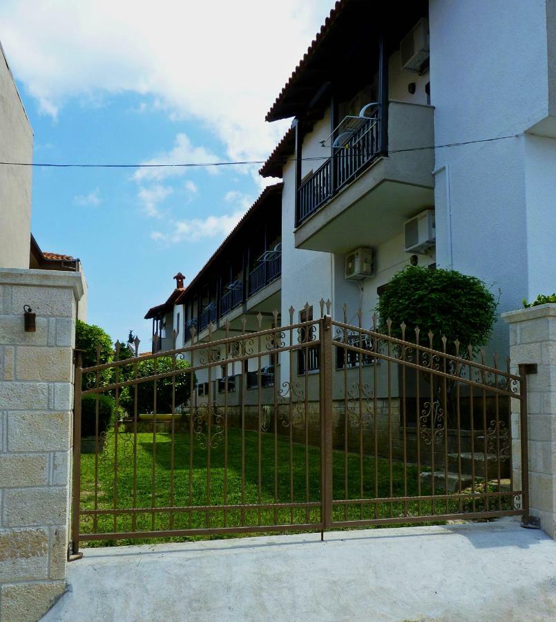 Yannis Apartments Áfitos Extérieur photo